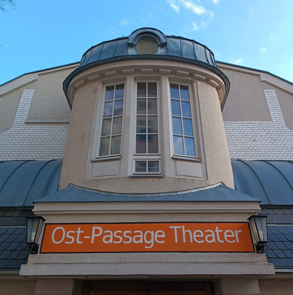 Das Eingangsportal des Ost-Passage Theater